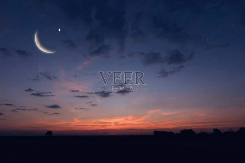 夜晚的天空景观和月亮，星星，斋月卡里姆庆祝正版图片素材