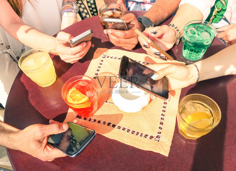 使用智能手机的多民族朋友的手部特写正版图片素材