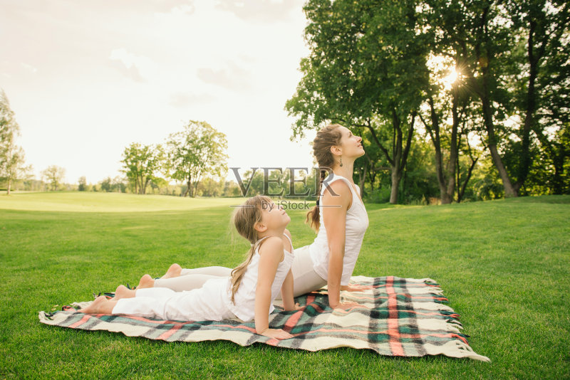 妈妈带着孩子做瑜伽正版图片素材