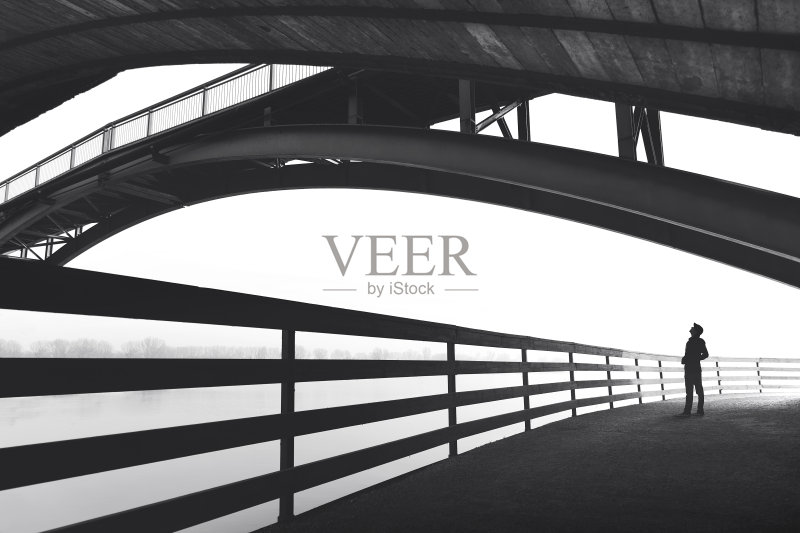 人站在桥拱下正版图片素材