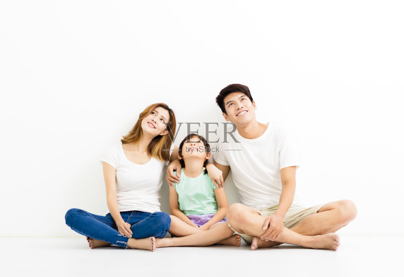 快乐迷人的年轻家庭向上看正版图片素材