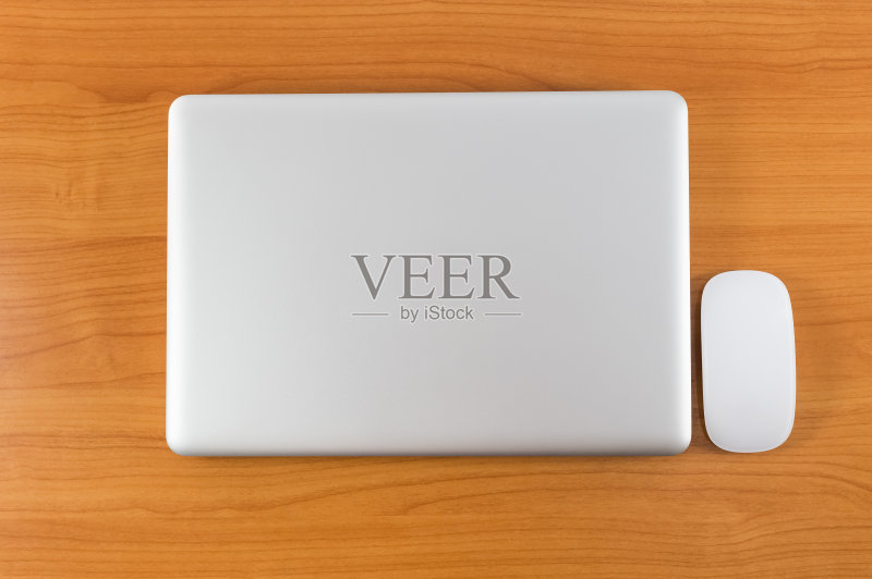 木桌上的笔记本电脑正版图片素材