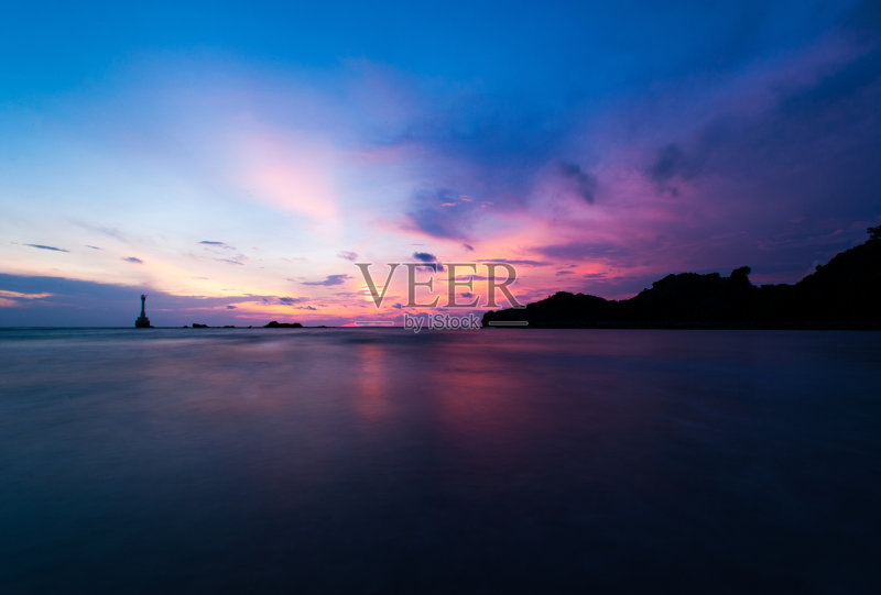 泰国塔鲁涛岛，海面上美丽的黄昏正版图片素材