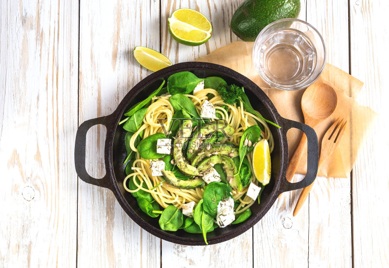 牛油果切片意大利面，羊乳酪，菠菜正版图片素材