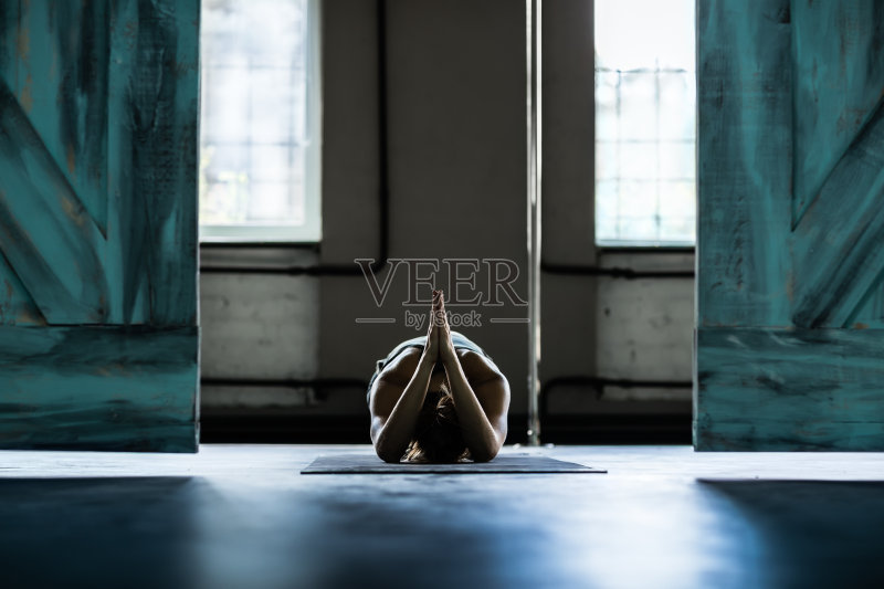 在健身房做瑜伽练习的女人，运动健身女孩训练正版图片素材