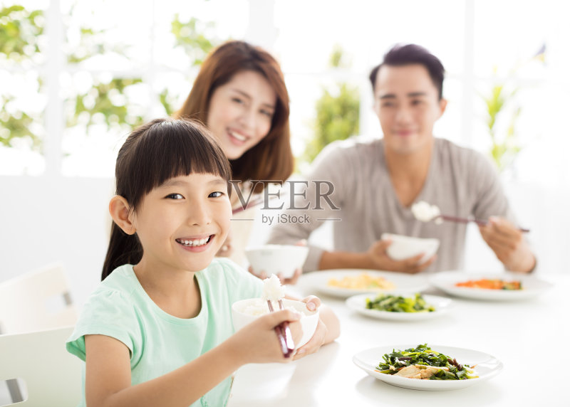 一家人享用他们的晚餐正版图片素材