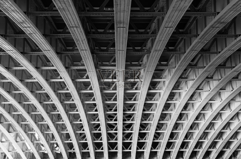 伦敦一座桥下的钢线正版图片素材