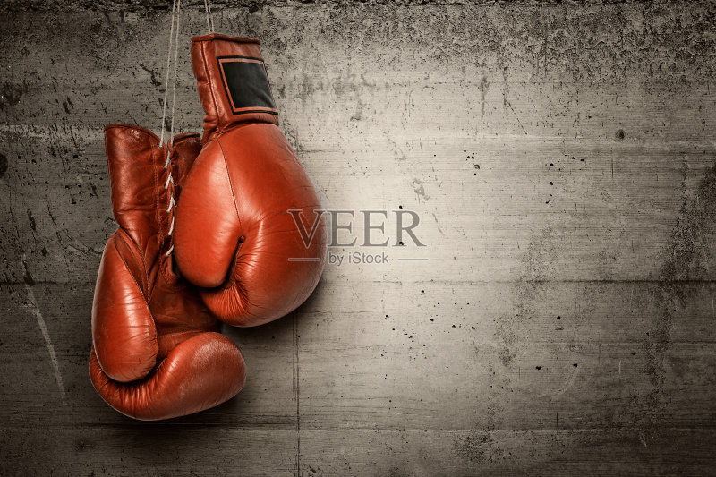 拳击手套挂在水泥墙上正版图片素材