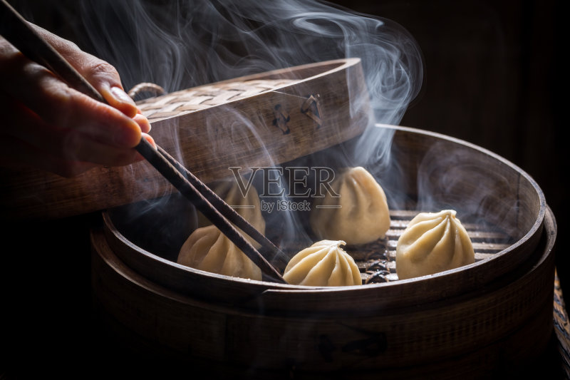 在蒸笼里煮的和热的中国饺子正版图片素材