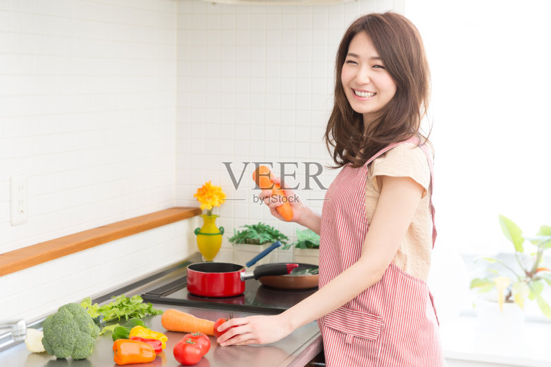 在厨房做饭的女人正版图片素材
