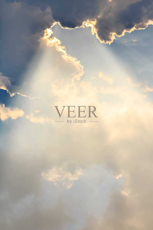 云和阳光在傍晚的时间正版图片素材