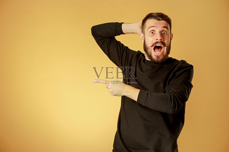 一幅表情震惊的年轻人的肖像正版图片素材