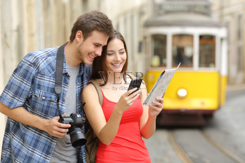 几个游客在线咨询指南正版图片素材