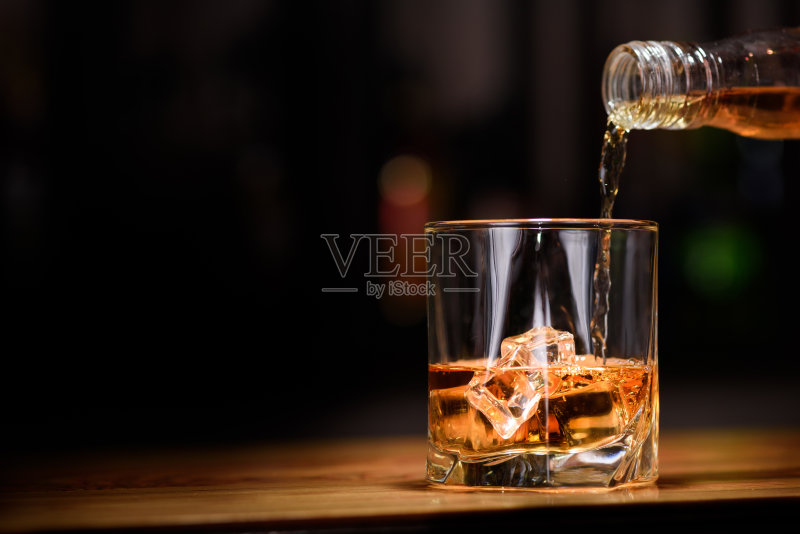 仍然生活。将威士忌倒入玻璃杯正版图片素材