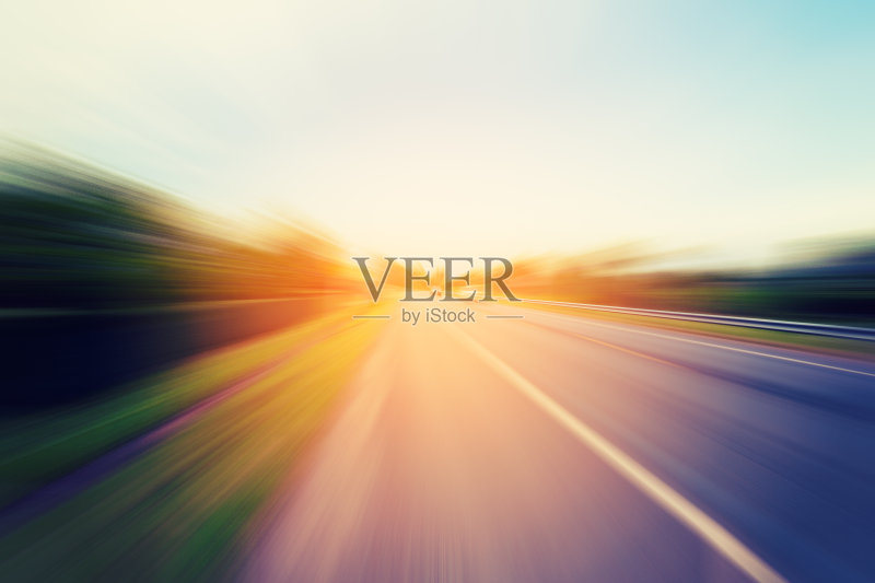抽象运动使道路在阳光下变得模糊正版图片素材