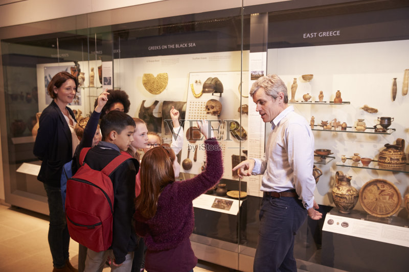 学生在博物馆参观文物正版图片素材
