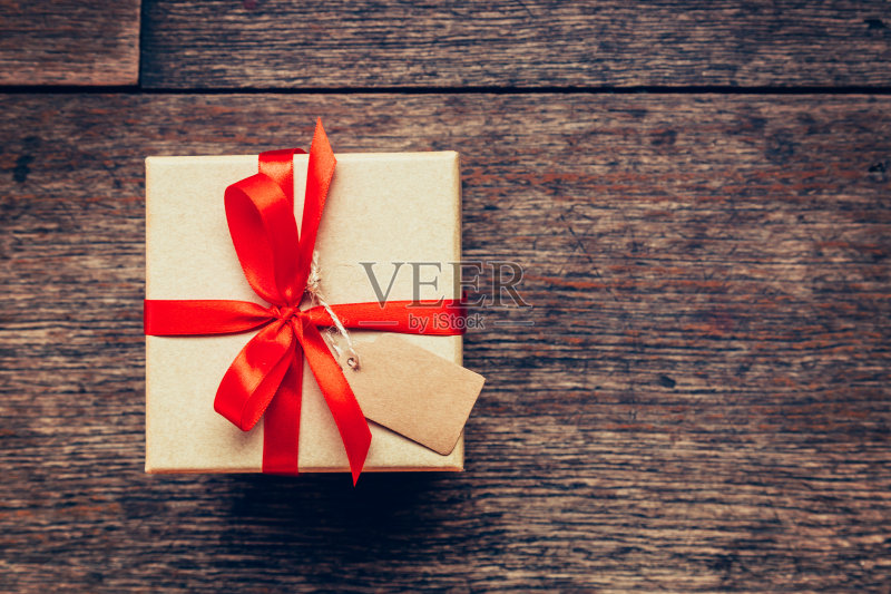 上面是礼品盒和红色丝带，上面有标签正版图片素材
