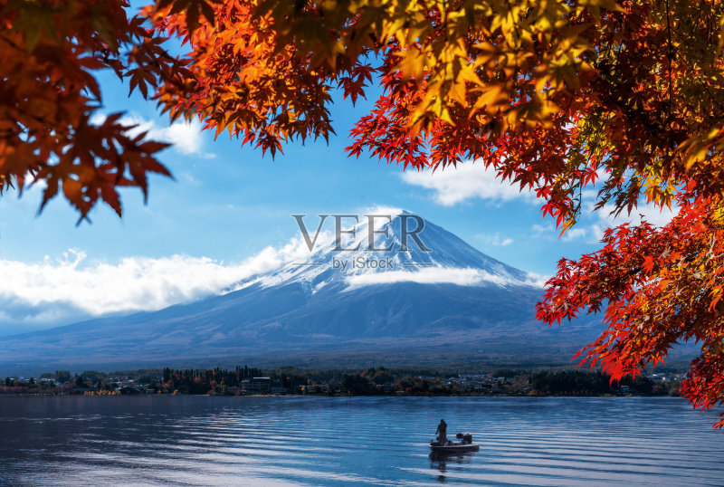 从川口湖眺望富士山的秋景正版图片素材