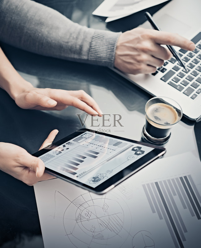 分析部门工作流程。特写女人显示商业报告现代正版图片素材