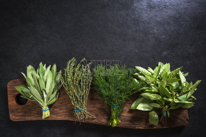 新鲜的香草在木板边背景正版图片素材