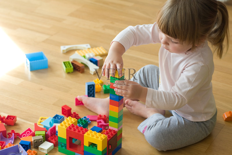 小女孩在玩玩具积木正版图片素材