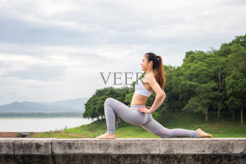 亚洲妇女做瑜伽健身运动正版图片素材