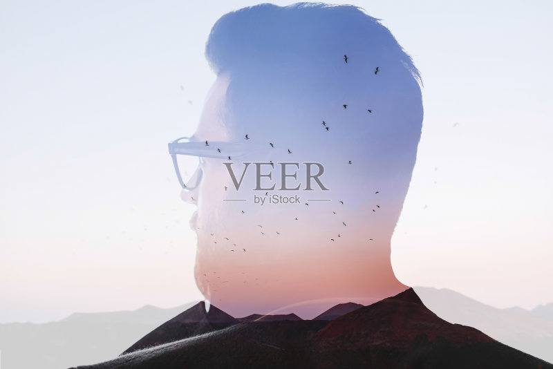 一个商人的双重曝光肖像正版图片素材