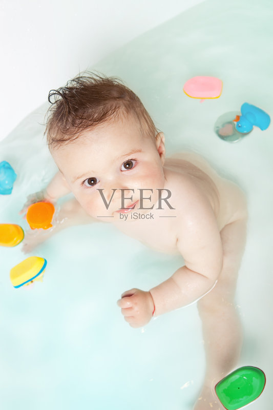 可爱的宝宝在洗澡时抬头看正版图片素材