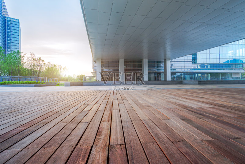 空旷的木制步道前面的现代建筑正版图片素材