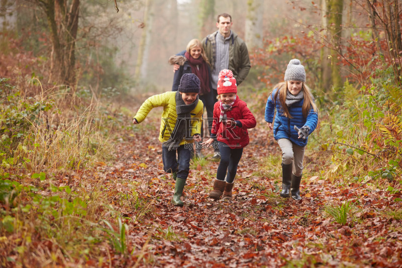 一家人在冬天的林地里散步正版图片素材