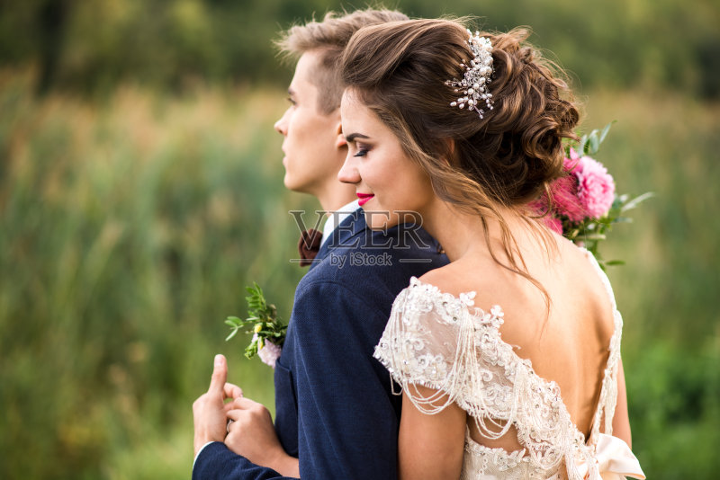 新娘和新郎在公园拥抱正版图片素材