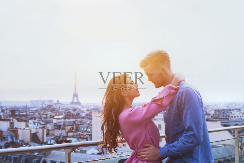 巴黎的浪漫情侣，埃菲尔铁塔上的幸福时刻正版图片素材