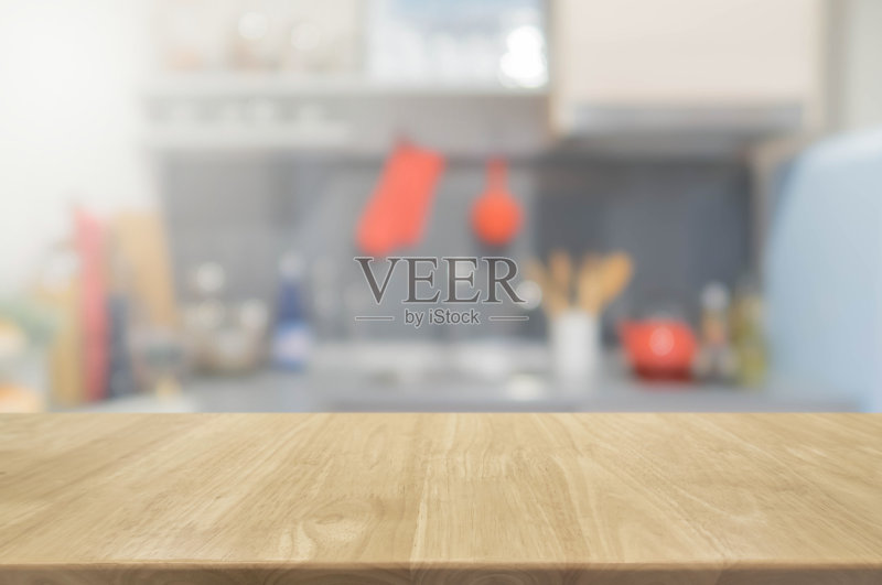 木制桌面和模糊的厨房内部背景。正版图片素材