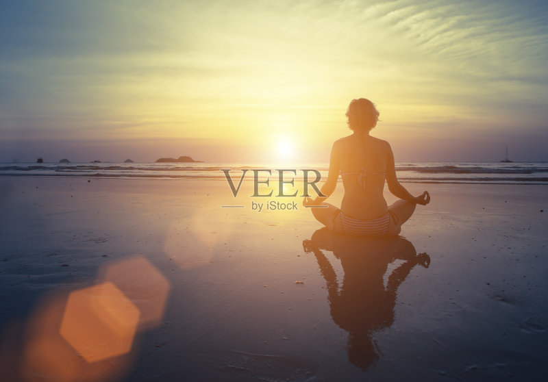 瑜伽，健身和健康的生活方式。轮廓冥想的女孩正版图片素材