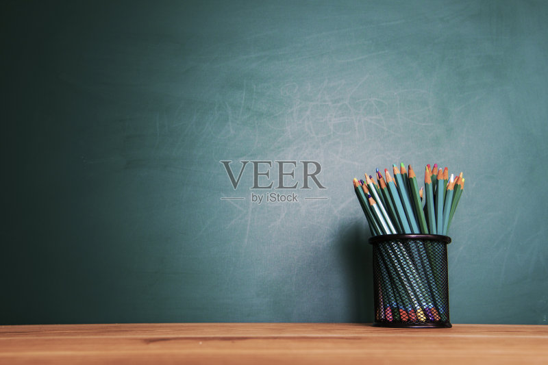 教育理念还是回到学校的绿色背景上正版图片素材