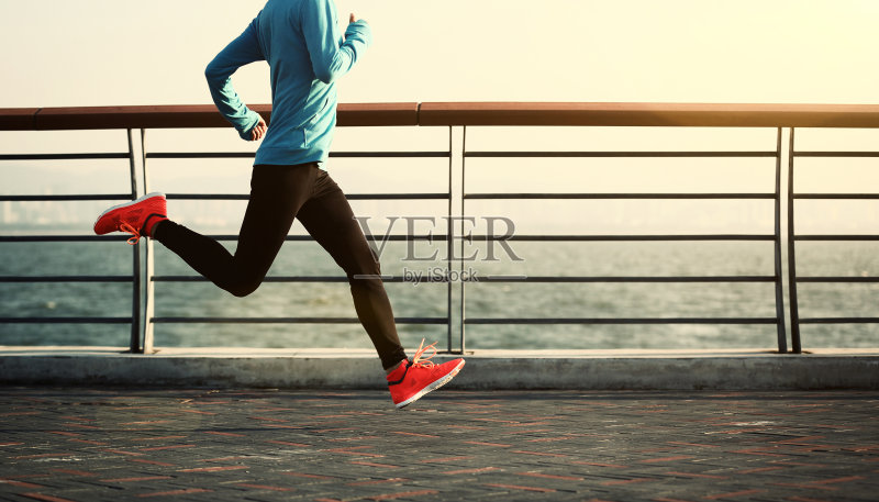 年轻的健身妇女在海边跳绳正版图片素材