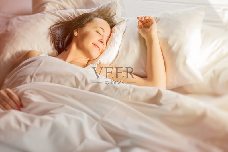 睡在床上的女人正版图片素材