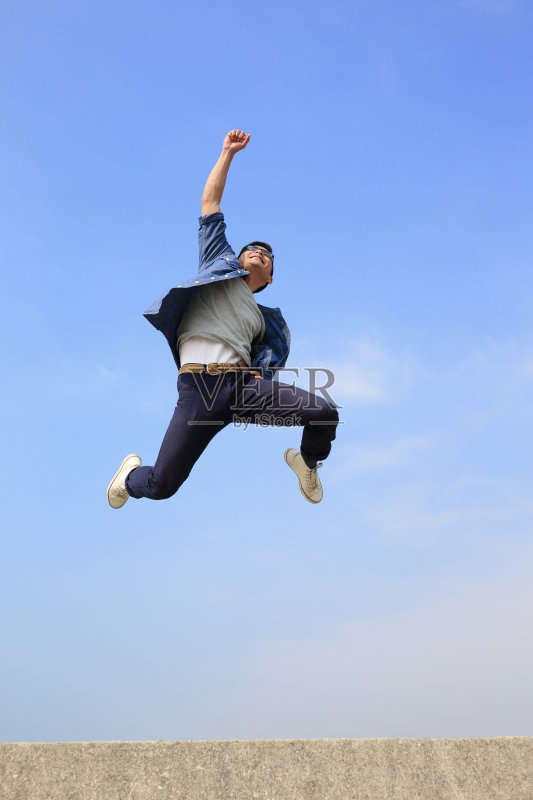 快乐的人又跑又跳正版图片素材