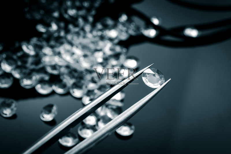 珠宝商用镊子检查钻石正版图片素材