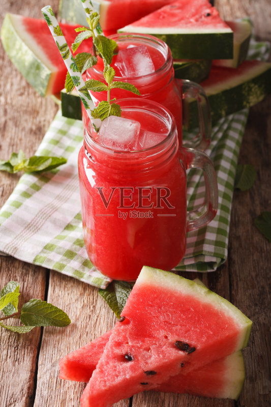 健康的西瓜汁与冰和薄荷特写正版图片素材