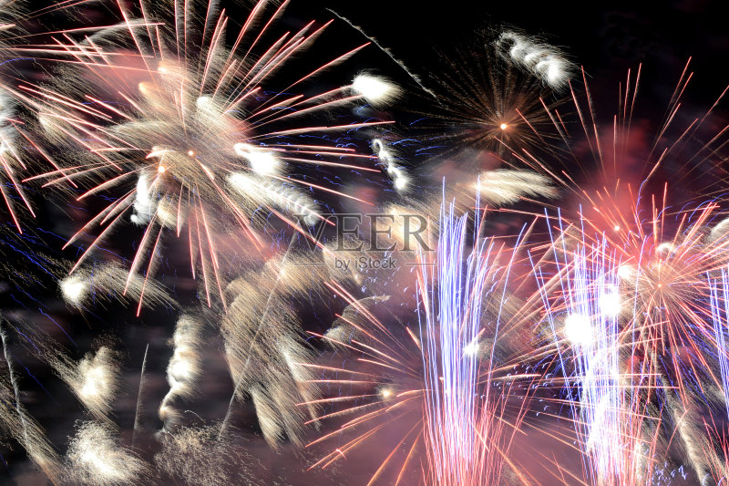 五彩缤纷的烟花在夜空中正版图片素材