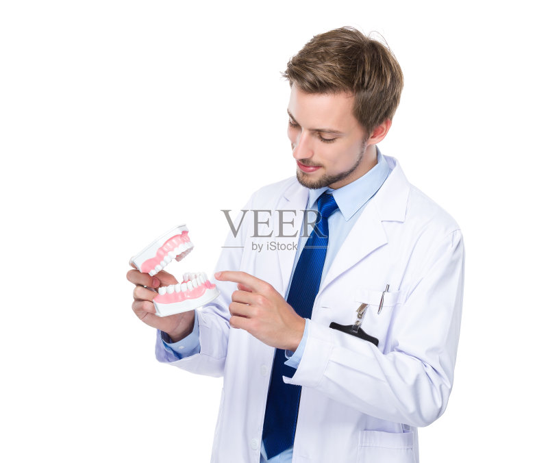 牙医拿假牙正版图片素材