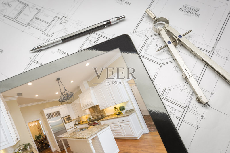 电脑平板显示完成的厨房在房屋平面图，铅笔，正版图片素材