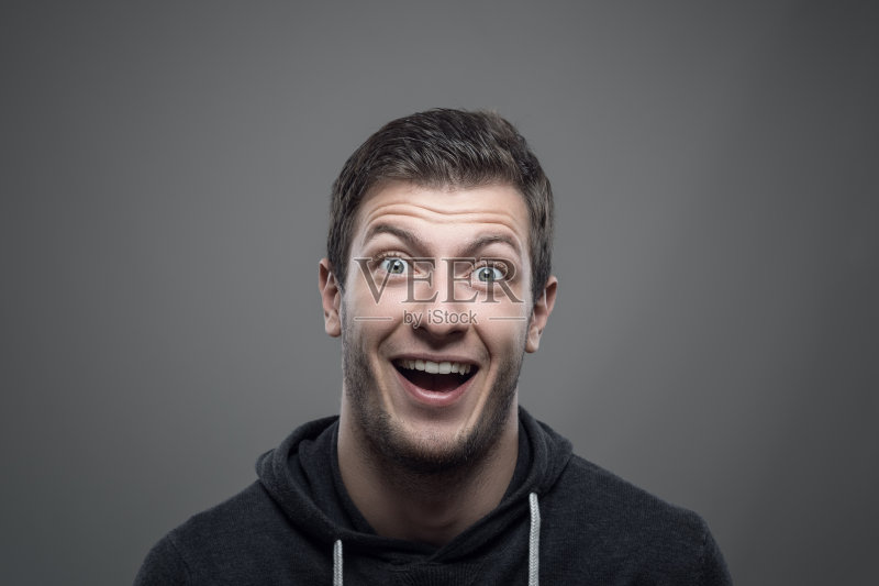 穆迪肖像的惊讶表情年轻人看着相机正版图片素材