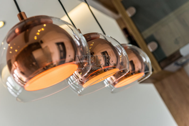 现代家庭室内的三盏吊灯或灯具正版图片素材