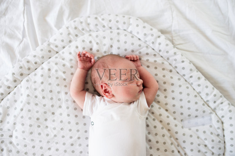 新生男婴睡在床上特写正版图片素材