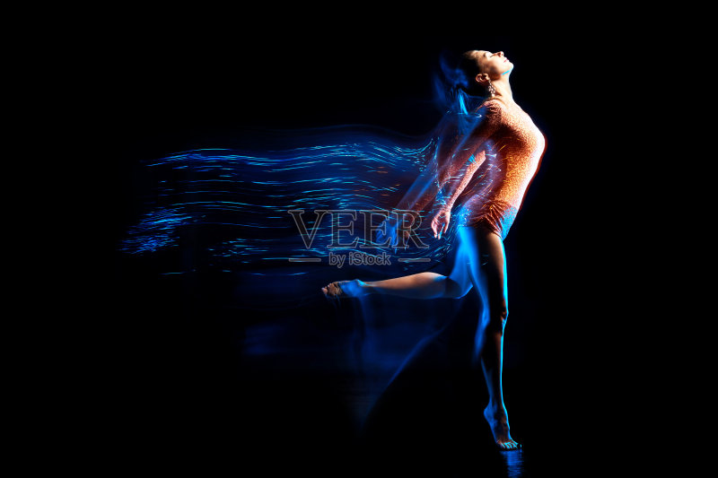 精美的艺术肖像美丽的女舞者在蓝色火花正版图片素材