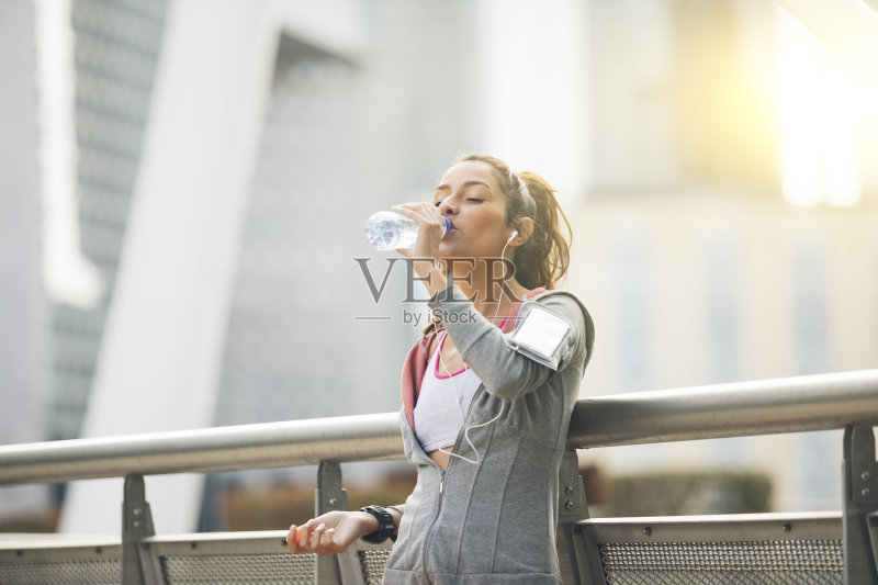 女跑步者正在休息和喝水正版图片素材