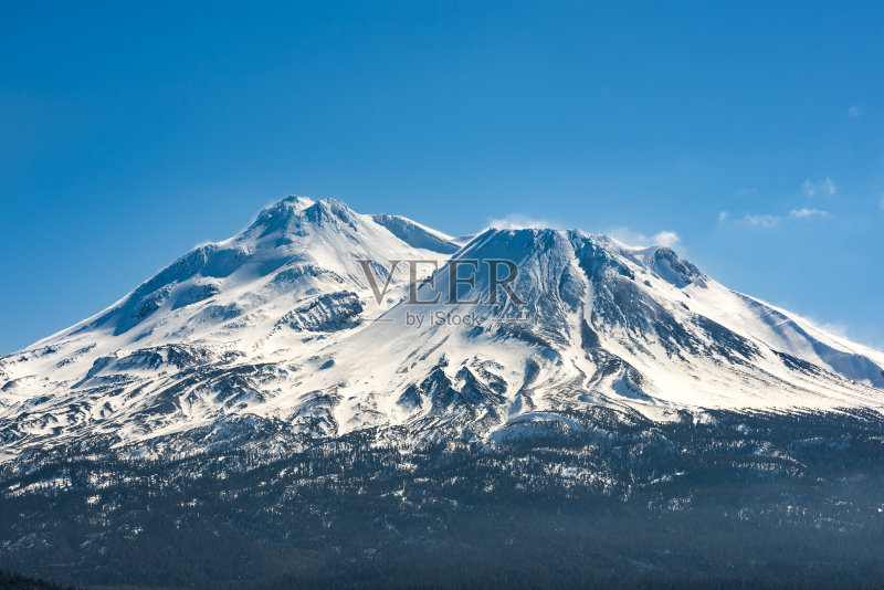 白雪覆盖的沙斯塔火山在冬季蓝色特写正版图片素材
