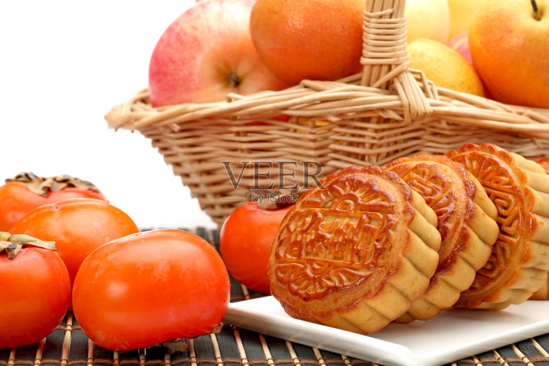 月饼，水果，柿子，苹果，橘子近距离在白色的背景正版图片素材